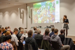 Silva Lieberherr: Die heutige, zerstörerische Landwirtschaft lohnt sich für die Konzerne, ihre Besitzer und einige Regierungen. Die Agrarökologie muss ein Systemwandel sein, damit sich diese Landwirtschaft nicht mehr lohnt.