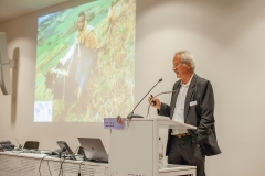 Hans Hurni:  40% der Weltbevölkerung arbeiten in der Landwirtschaft, aber Kleinbauern produzieren hauptsächlich für den Eigenbedarf; Städte müssen von grösseren Betrieben bedient werden. Auch fehlt meist die Infrastruktur, um die Produktion von Kleinbäuerinnen zu Konsumentinnen in Megacities zu bringen…